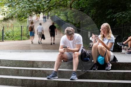 Jóvenes en EE.UU. desafían el móvil: un mes sin pantallas que cambia vidas