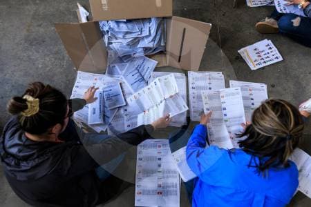 Votos del exterior frenan definición de curules: falta que lleguen desde 28 países