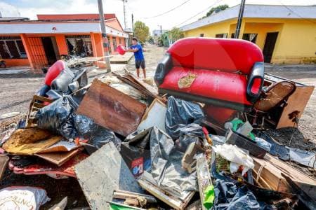 En Montería, mientras baja el agua, la gente vigila para que no le roben lo poco que les quedó