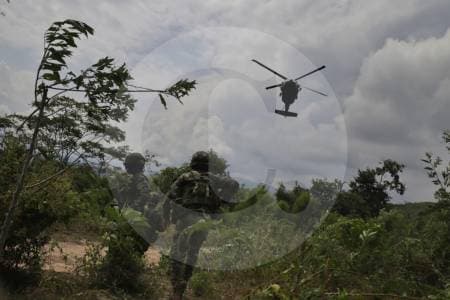 Pilotos de la Policía evitan tragedia: repelen ataque a helicóptero que evacuaba a cabecilla capturado en Cauca