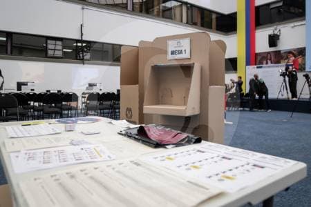 CNE frena a AtlasIntel: investiga y ordena detener sus encuestas electorales