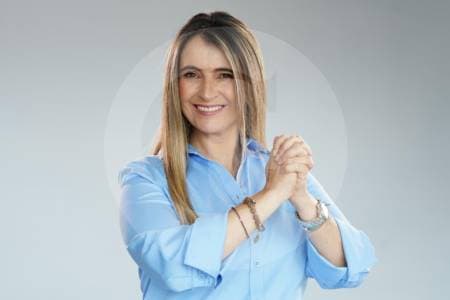 Valencia rechaza diálogos con grupos armados y promete perseguirlos si llega a la presidencia