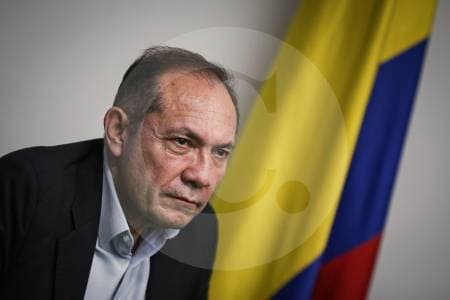 Familia del ministro Sanguino habría recibido más de $1.000 millones en contratos estatales