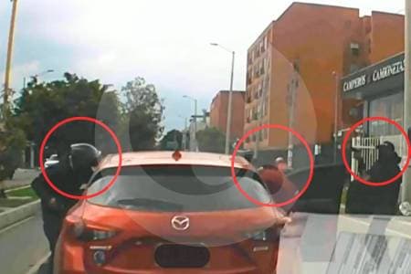 Video muestra brutal atraco a vehículo en Bogotá: tres delincuentes en menos de medio minuto