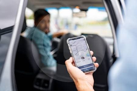 Conductores de Uber en Colombia: atrapados entre deudas, bajos ingresos y sin pensión asegurada