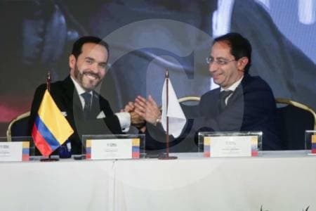 De la Espriella ordena investigar a Petro por presuntos acuerdos con el clan del Golfo