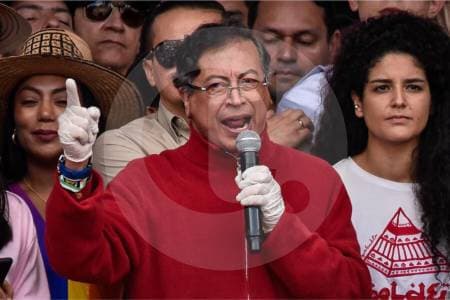 Petro mezcla conspiraciones, ataques políticos y promesas imposibles en X a semanas del fin de su mandato