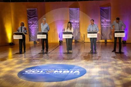 Cinco precandidatos chocan en debate sobre economía, seguridad y vivienda en Medellín