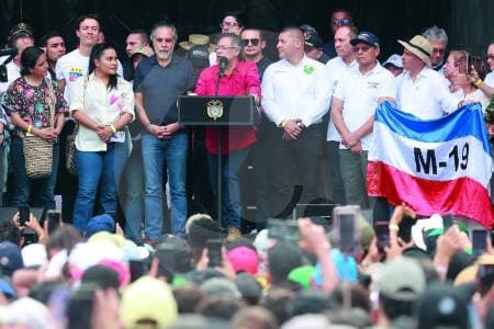 Petro usa acto del Día del Trabajo en Medellín para impulsar su Constituyente