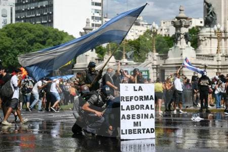 Argentina paraliza el país: paro general contra reforma que reduce salarios en enfermedad