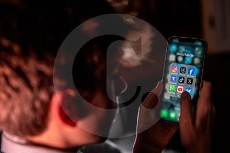 Emiratos Árabes Unidos prohibe redes sociales a menores de 15 años: se suma a la ola global
