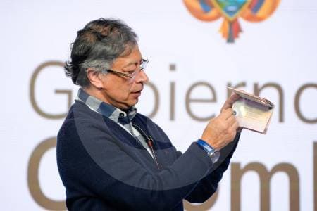 Petro presenta pasaporte con mariposas amarillas, pero los datos dicen que no es de los mejores del mundo