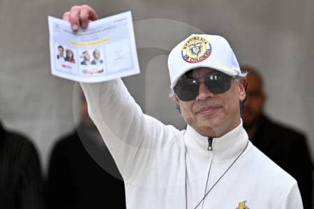 Petro vuelve a mostrar su voto por Cepeda y reaviva debate sobre límites electorales
