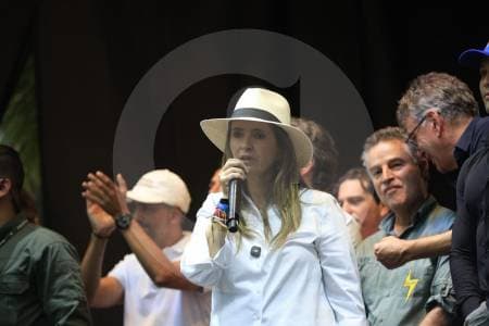 Valencia se siente traicionada por la campaña "amiga" que la ataca en la recta final presidencial