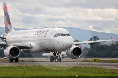Susto en El Dorado: avión de Latam frenó su despegue al cruzarse con helicóptero de la FAC