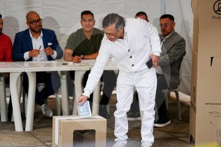 Petro compara elecciones colombianas con caso rumano, pero los expertos dicen que no hay bases reales para la comparación