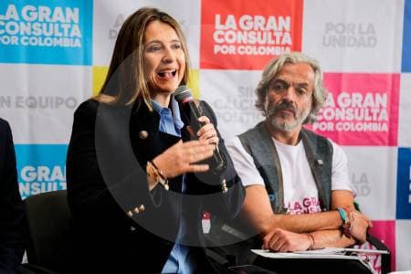 Paloma Valencia ofrece a Oviedo ser su vicepresidenta, pero espera al jueves para decidir