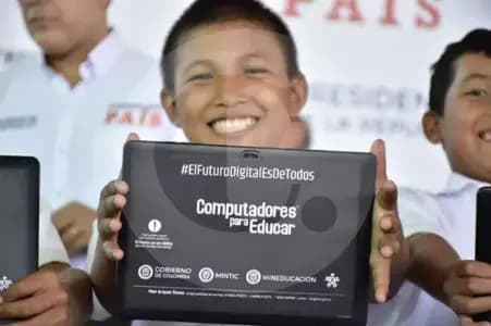 Contraloría investiga entrega de más de 100.000 computadores dañados en colegios públicos