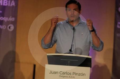 Pinzón promete beca para que 3.000 jóvenes colombianos estudien maestrías en el exterior