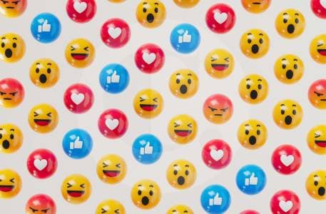 Las chispas brillan en español: el emoji que domina nuestras redes y cómo hablamos sin palabras