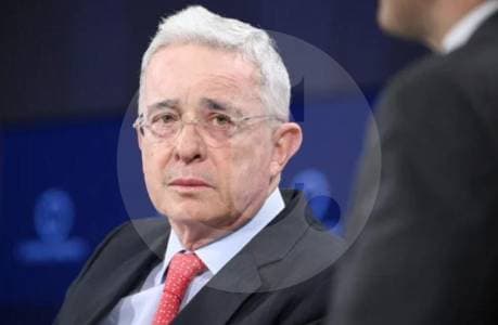 Uribe confirma indagatoria para el 24 de julio y arremete contra la Fiscalía por "atropello"