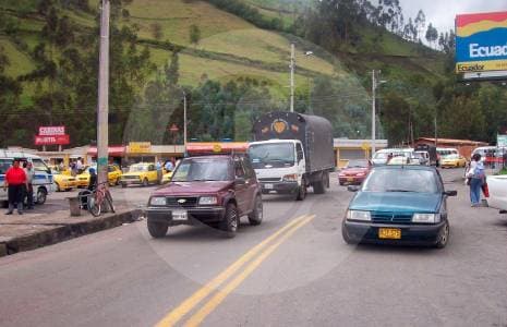 Tras casi un mes, Colombia y Ecuador siguen atrapados en guerra comercial sin salida a la vista