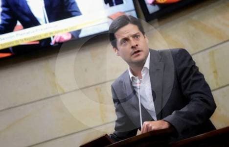 Mauricio Gómez Amín deja el Senado y el Partido Liberal para sumarse a campaña de De la Espriella