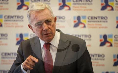 Uribe cancela agenda en Medellín tras protesta frente a su casa y acusa a seguidores de Cepeda