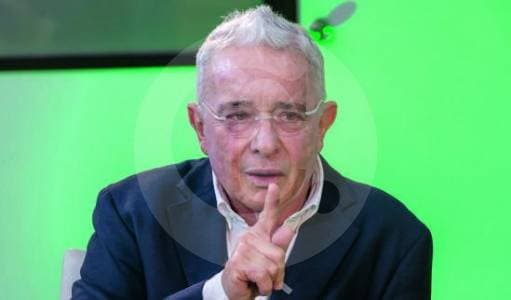 A dos días de elecciones, Fiscalía abre investigación formal contra Uribe por masacres de los 90