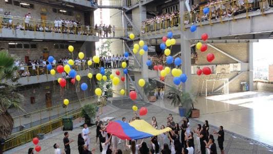 Dos colegios colombianos compiten en el premio de educación más importante del mundo
