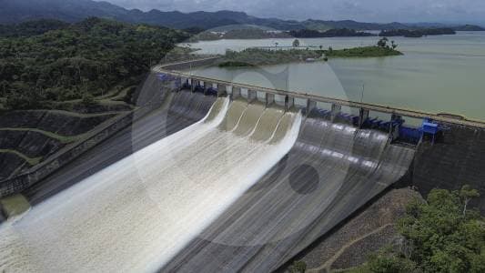 Lluvia desborda represas: cuatro hidroeléctricas botan agua sin generar electricidad