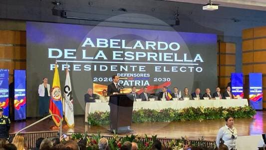 De la Espriella recibe credencial presidencial y critica duramente a Petro