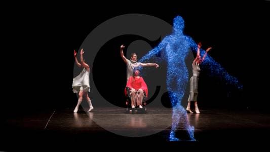 Una mujer con ELA vuelve a bailar controlando un avatar con sus ondas cerebrales