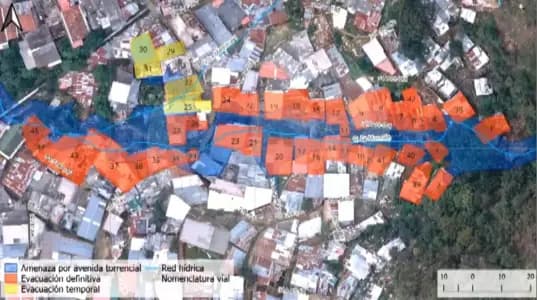 Casi 100 familias de Manrique tendrán que dejar sus casas por riesgo de inundación