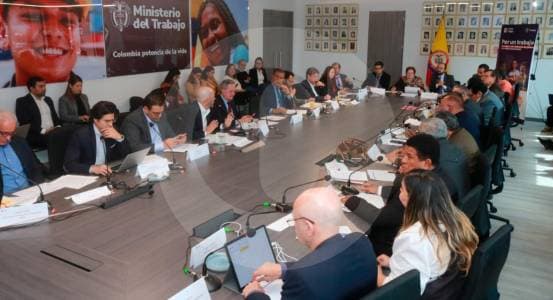 Salario mínimo en juego: empresarios y Gobierno chocan este lunes sobre cuánto suben los sueldos en 2026