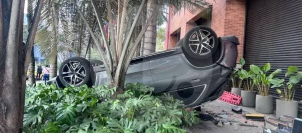 Auto cae desde segundo piso en Chapinero: conductor rescatado con vida