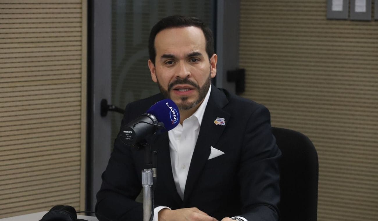 De la Espriella denuncia plan criminal en su contra y acusa a Cepeda de compra de votos