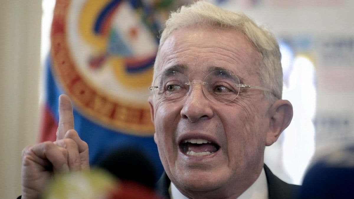 Uribe le pide a indígenas en Medellín que no se dejen "manipular" por Petro y Cepeda