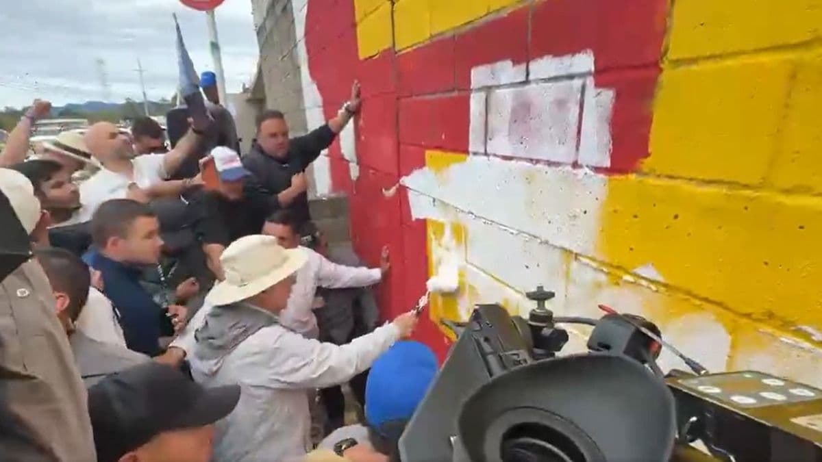 Uribe y Valencia denuncian "provocación premeditada" en mural pintado cerca a finca del expresidente