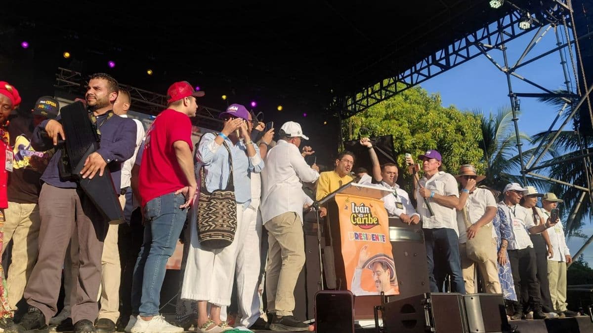 Cepeda defiende encuentros privados antes de elecciones y propone 107 sedes universitarias rurales