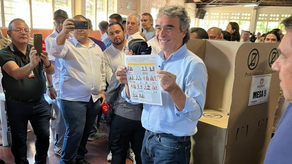 "Voten libres": Fajardo ejerce su voto en Medellín e insta a participación masiva