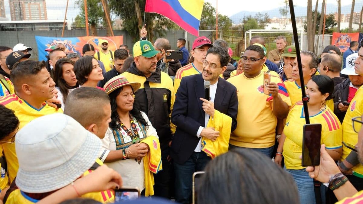 Iván Cepeda recibe camiseta de la Selección de manos de barras futboleras en Bogotá
