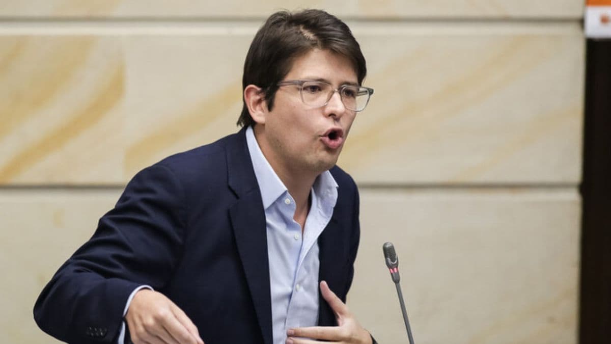Fiscalía mantiene abierta la posibilidad de crimen de Estado en caso Uribe, pero sin evidencia que la confirme