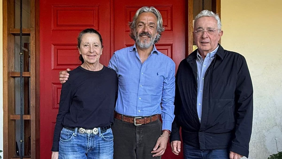 Álvaro Uribe recibe a Juan Daniel Oviedo en Rionegro en plena campaña presidencial