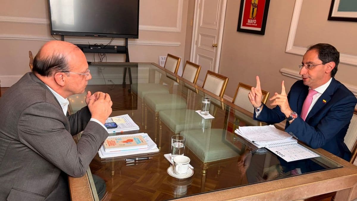 Petro y De la Espriella se ven por delegados: así arrancó el empalme entre fricciones