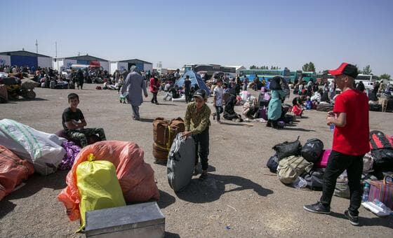 Lluvia tóxica y crisis humanitaria en Oriente Medio tras bombardeos a depósitos de petróleo