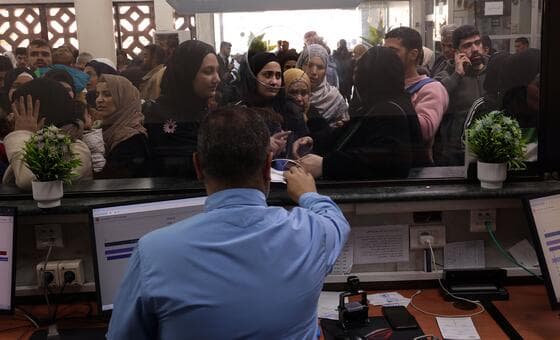 Cientos de miles huyen del Líbano a Siria mientras la guerra colapsa la ayuda alimentaria mundial