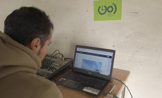 En Gaza, una sola radio transmite entre escombros para salvar vidas