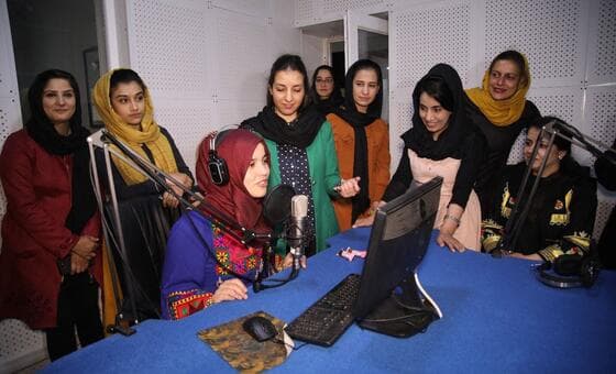 Radio Begum: la voz de las mujeres afganas en tiempos de represión talibana