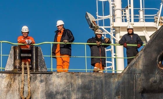 Veinte mil marinos atrapados en zona de guerra: la crisis más grave del transporte marítimo desde 1945